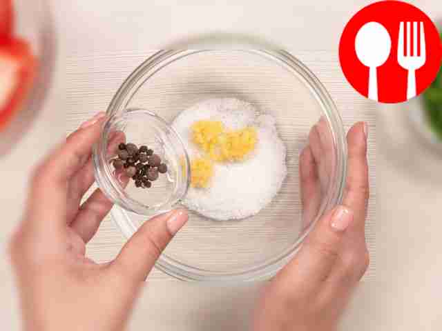 Подготовьте ингредиенты для засолки. Разрежьте...