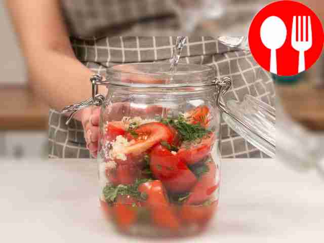 Засолите помидоры. Положите на дно банки слой...