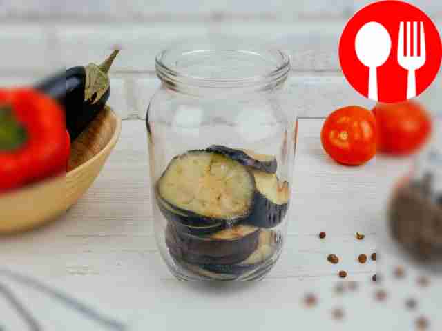 Разложите баклажаны по порционным баночкам и...