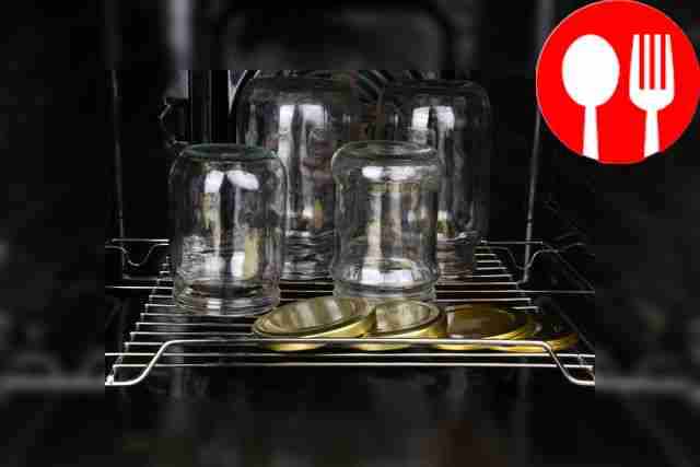 Поставьте чистые и сухие банки и крышки в...