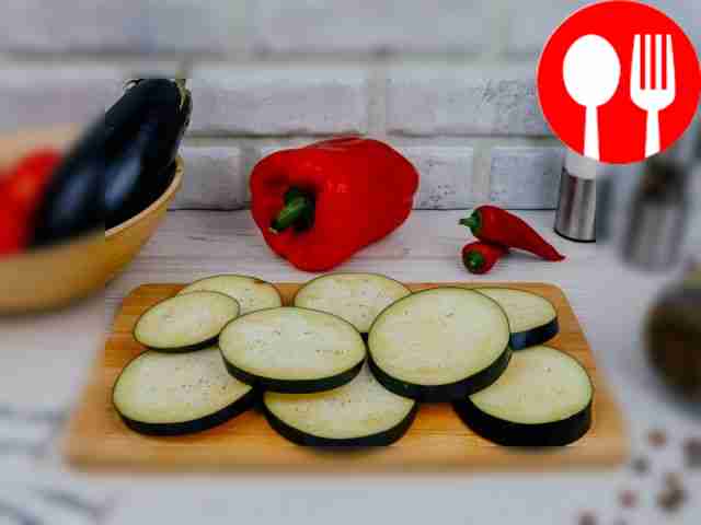 Нарежьте баклажаны круглыми ломтиками.