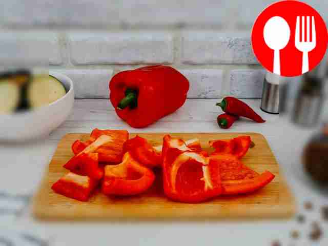 Удалите у перца плодоножку и семена, затем...