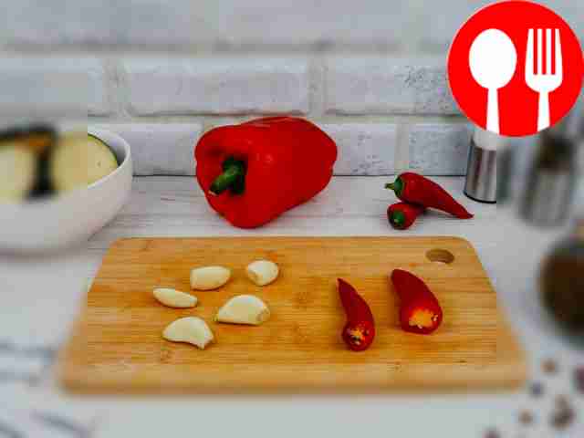 Очистите чеснок. У перца чили срежьте...