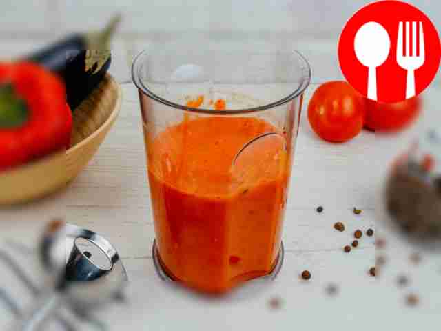 Поместите в чашу блендера помидоры, сладкий и...