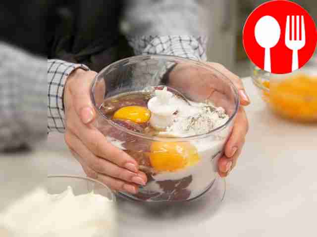 Приготовьте печёночное тесто. В чашу блендера...