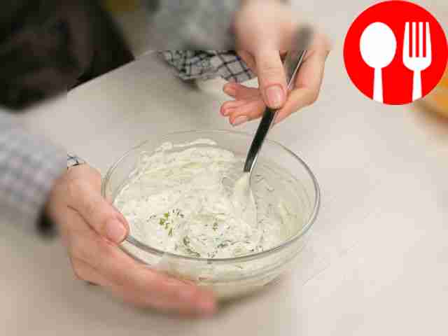 Приготовьте крем для торта. В глубокой миске...