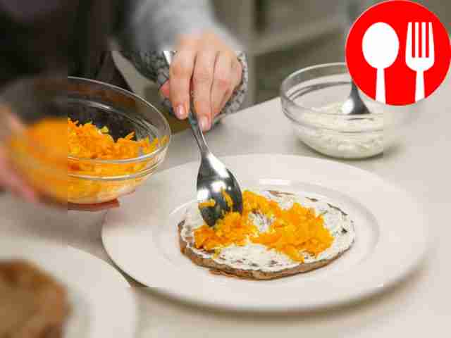 Приготовьте торт из блинов. Положите первый...