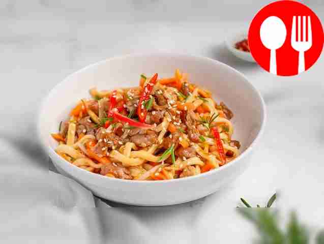 Пикантный удон со свининой и устричным соусом