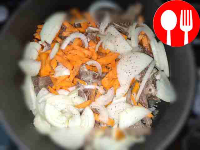 Разогрейте сковороду, нарежьте лук...