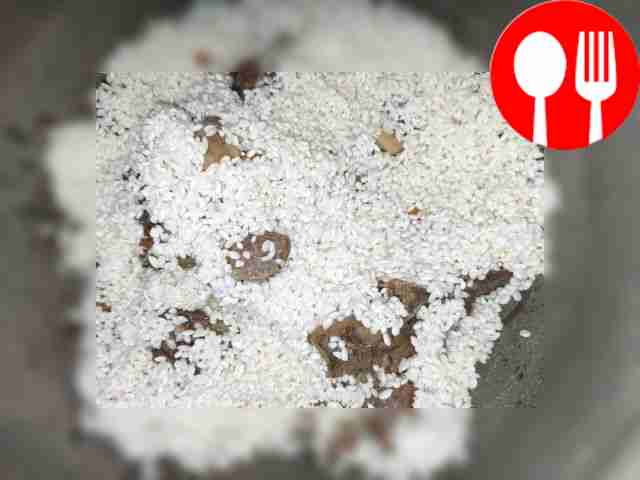 Добавьте соль и перец, тщательно промойте рис...