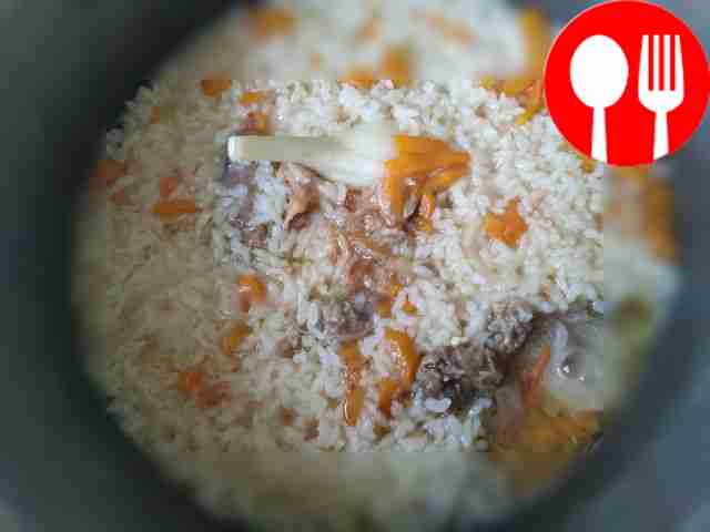 Тушите рис на слабом огне под крышкой до...