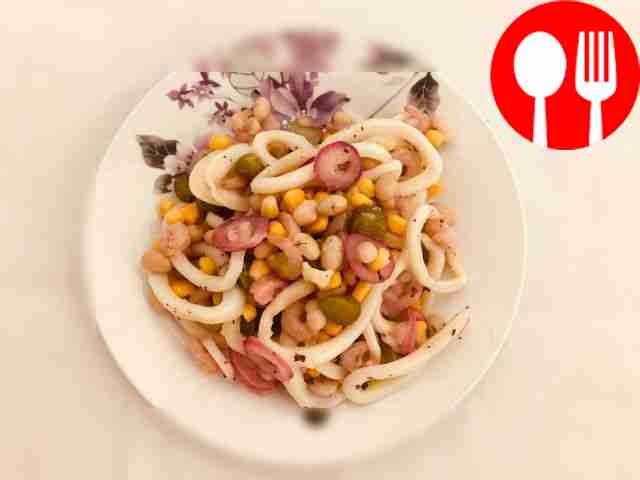 Сытный салат с кальмарами