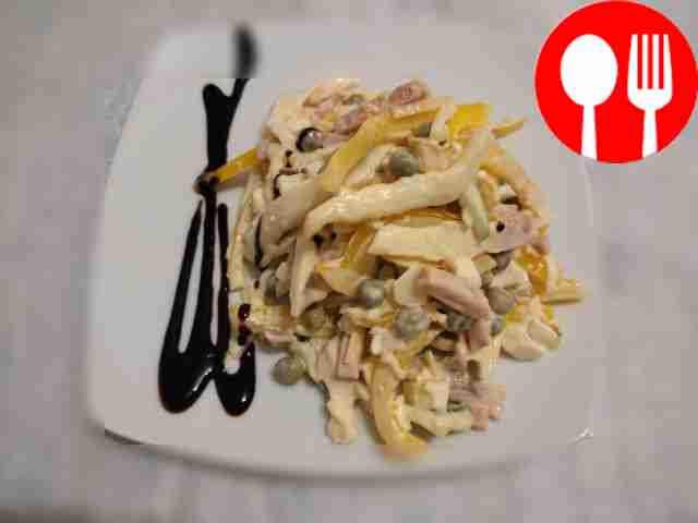 Аппетитный салат с кальмарами и ветчиной