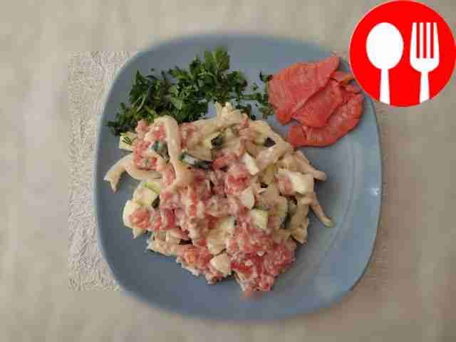 Быстрый салат с кальмарами и креветками