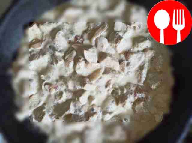 Нарежьте грибы не слишком тонкими ломтиками и...