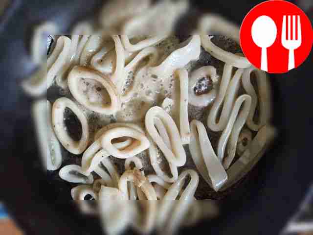 Обжарьте кальмары. Разогрейте на сковороде...