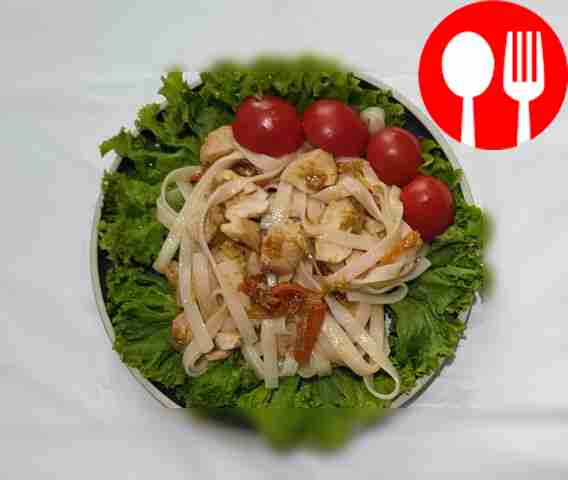 Классическая лапша удон с куриным филе и овощами