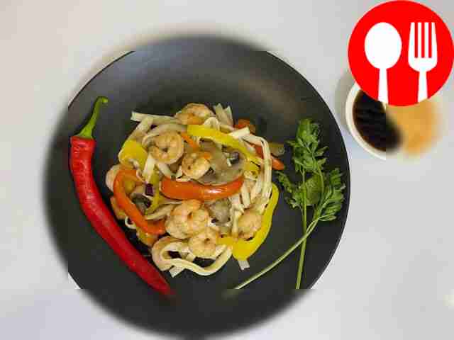 Лапша удон с креветками по-вьетнамски