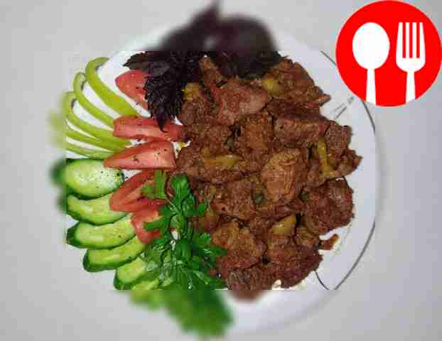 Аппетитная баранина с луком на сковороде