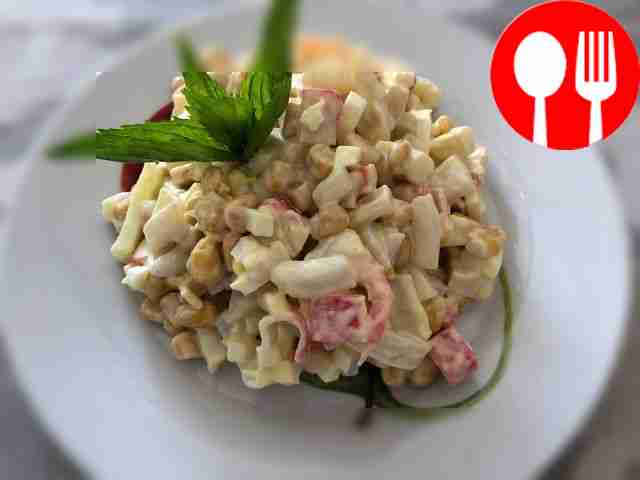 Морской салат с креветками, кальмарами и крабовыми палочками