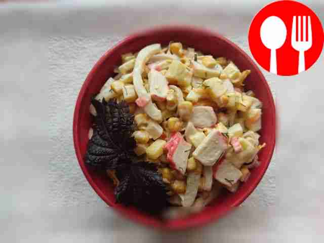 Необычный салат из крабовых палочек с кальмаром