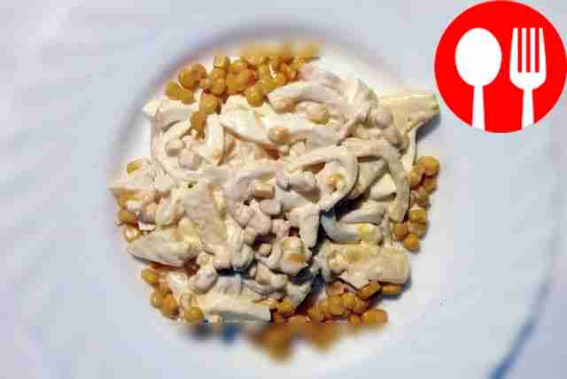 Оригинальный салат с кальмарами и ананасами