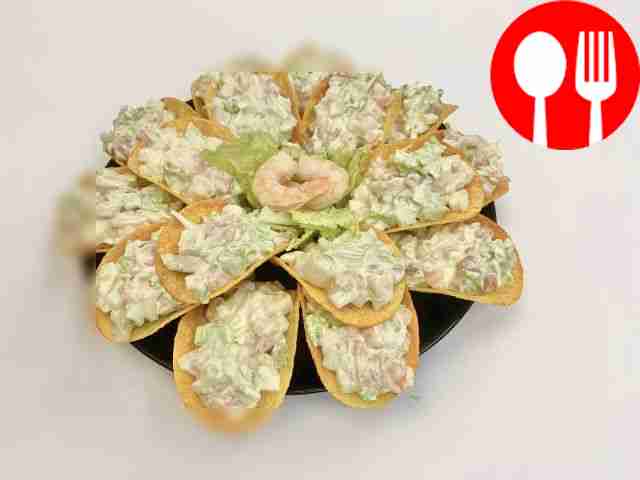 Салат из кальмара с креветками на чипсах