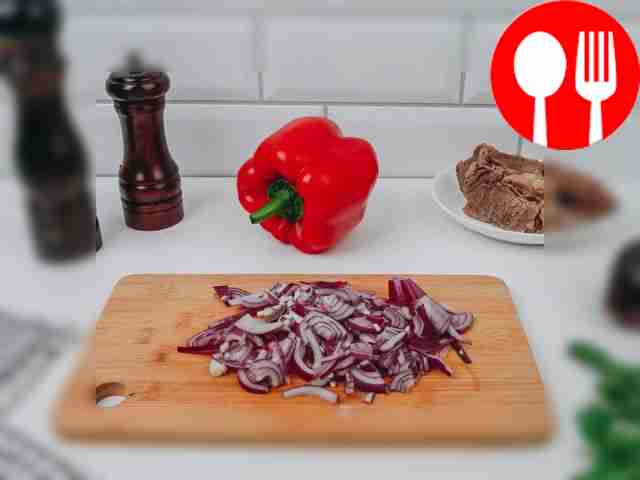 Нарежьте репчатый лук небольшими кубиками, а...