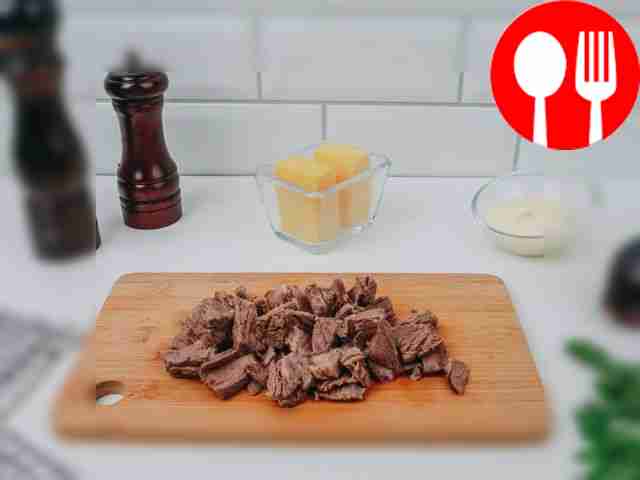 Говядину порежьте на мелкие кубики. Куриные...