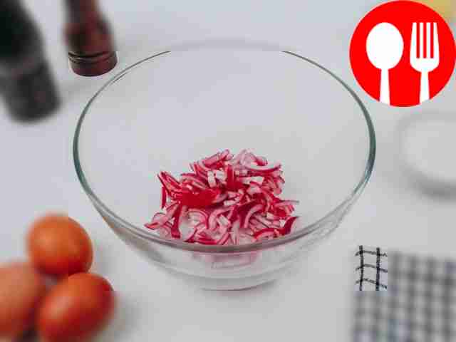 Поместите репчатый лук в миску, залейте...