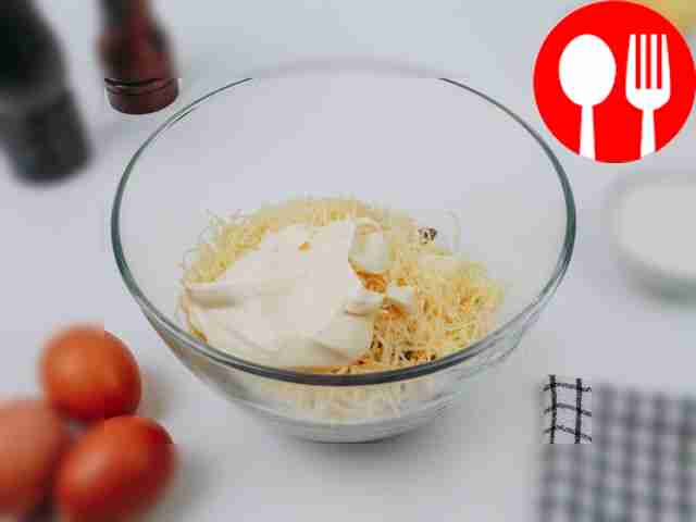 Смешайте салат: к маринованному луку в миске...