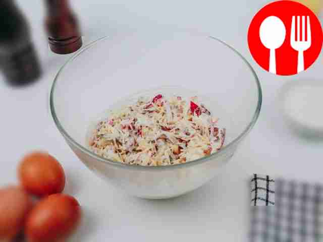 Как следует перемешайте салат и оформите его...