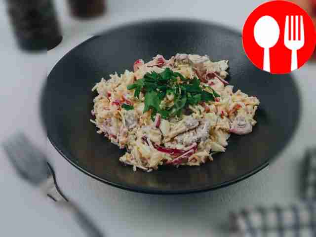 Подавайте салат, украсив его половинкой яйца,...