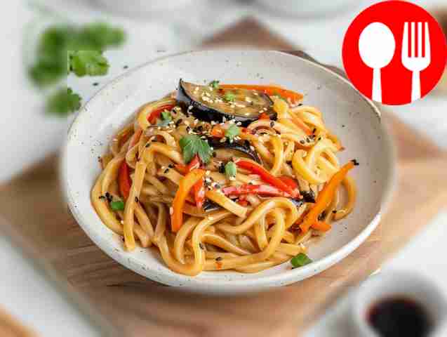 Восточная лапша удон с баклажанами в соусе терияки