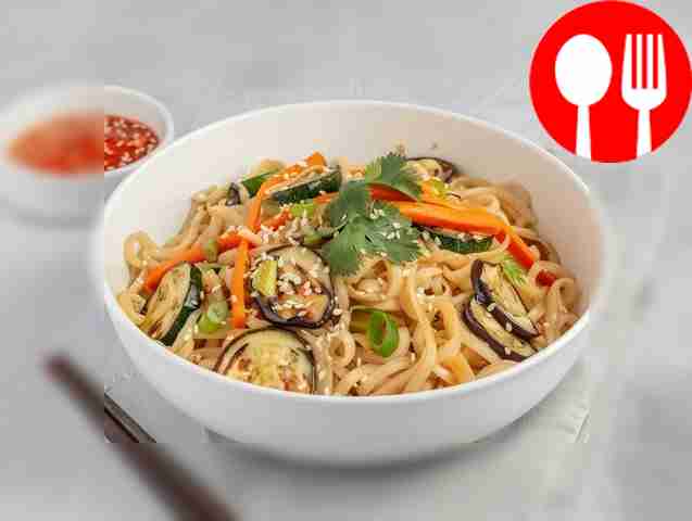 Домашняя лапша вок с баклажанами, болгарским перцем и кабачками