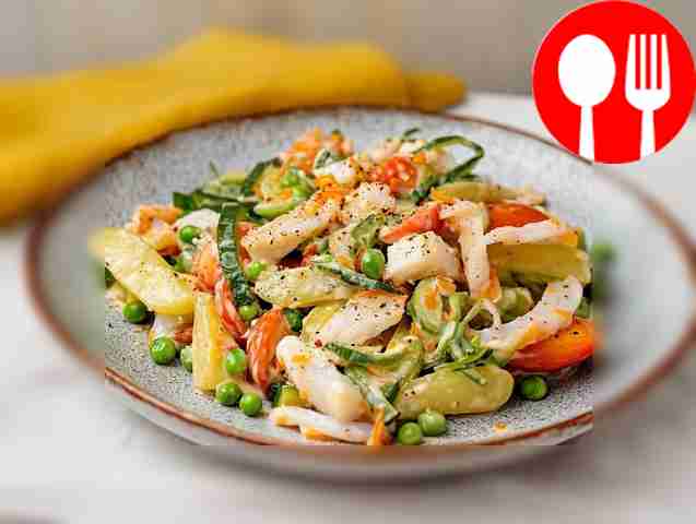 Азиатский салат из кальмаров, рыбы и малосольных огурцов