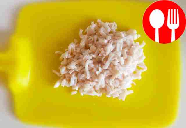 Кальмара нарезаем небольшими кубиками....