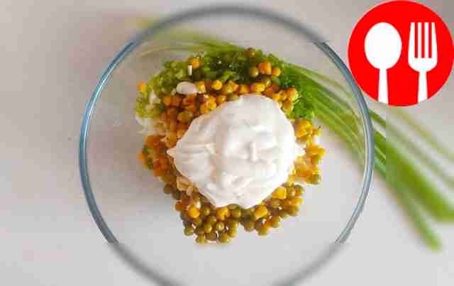 К нарезанным кальмарам, яйцам, сыру и луку...