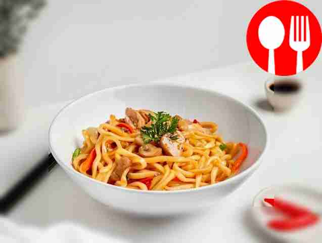 Аппетитный удон с курицей и овощами