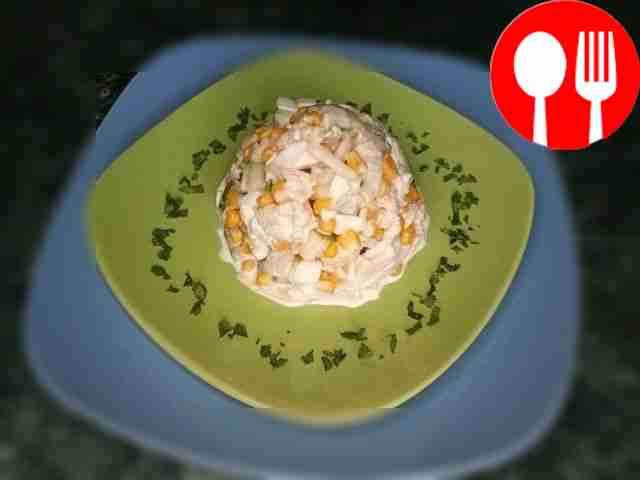 Аппетитный салат с кальмаром и курицей