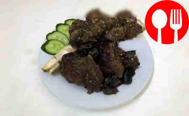 Баранина в рукаве с имбирем и черносливом