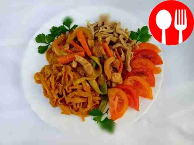 Домашняя лапша удон с овощами и индейкой