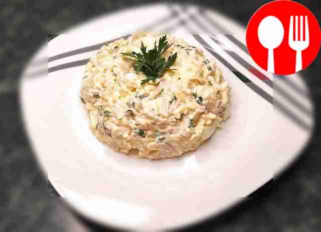 Простой салат с кальмарами и ананасами