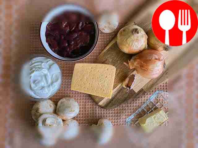 Очистите лук, чеснок и печень от пленок,...