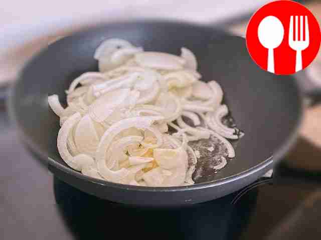 Нарежьте лук полукольцами и два зубчика...