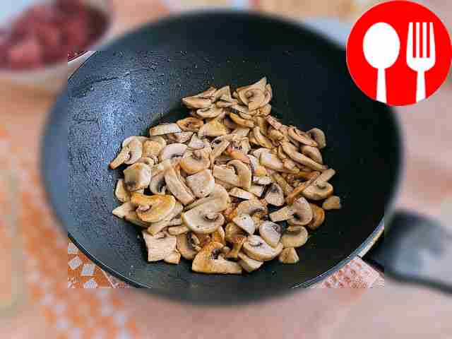 Нарежьте грибы дольками или пропустите через...