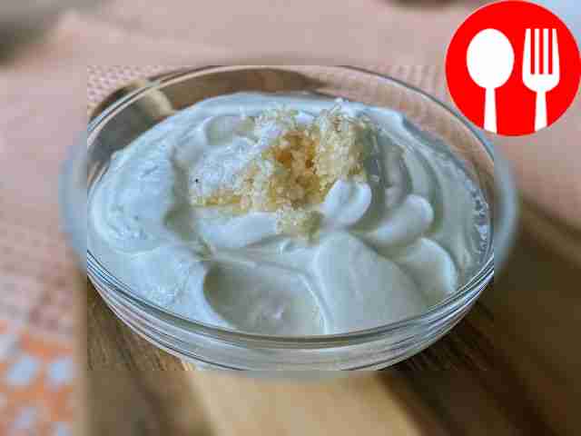 В сметану добавьте два измельчённых зубчика...