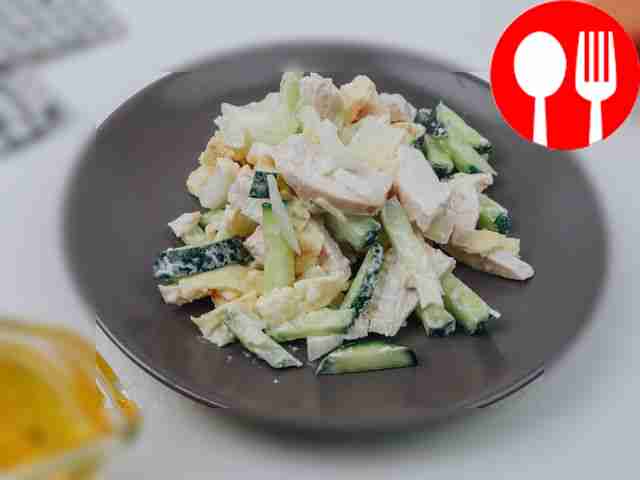 Диетический салат с грудкой и яичным блинчиком