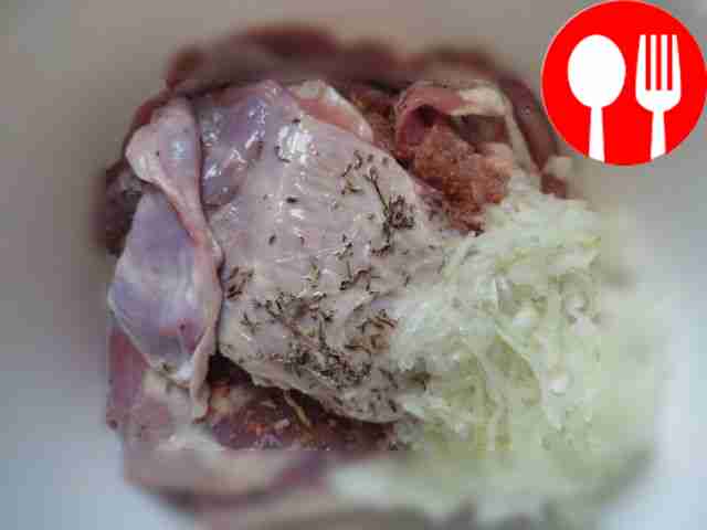 Нарежьте мясо крупными кусками. Вотрите в них...