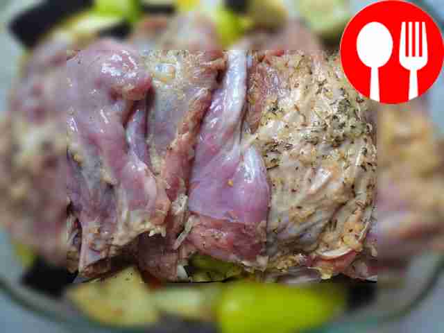 Расположите ингредиенты на противне. Нарежьте...